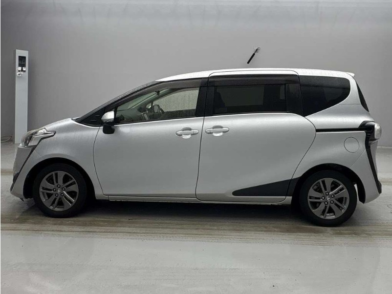 
								Toyota Sienta full									