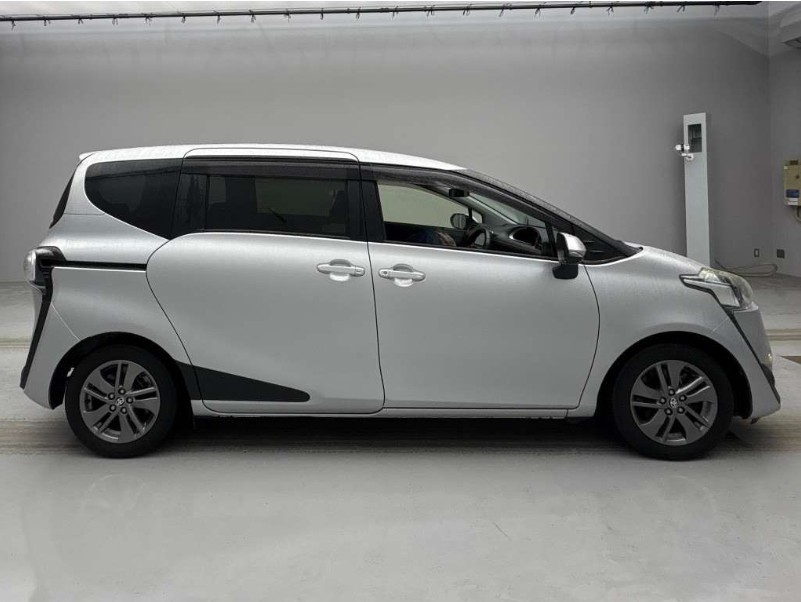 
								Toyota Sienta full									