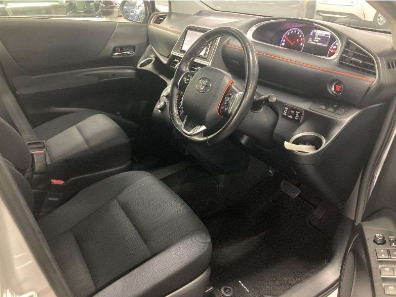 
								Toyota Sienta full									
