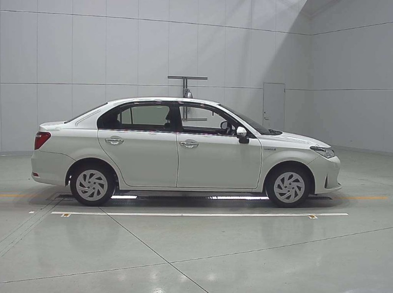 
								Toyota Axio-Hybrid full									
